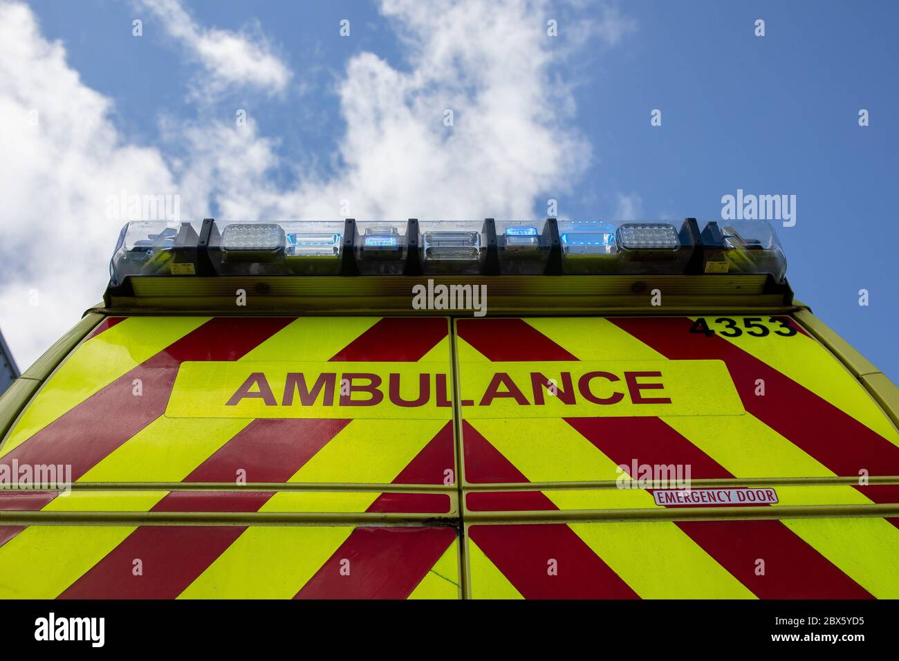 Les lumières clignotent sur une ambulance à l'extérieur du centre d'ambulance Hollymore du service d'ambulance des West Midlands à Birmingham où un programme de test des anticorps du coronavirus est en cours. Banque D'Images