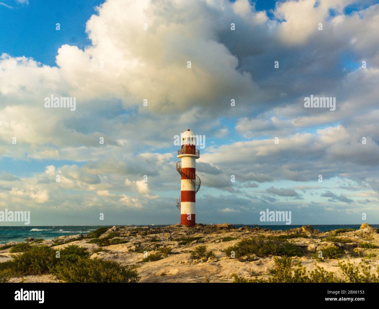 Vieux phare historique à Cancun, Mexique de la côte de la mer des Caraïbes Banque D'Images