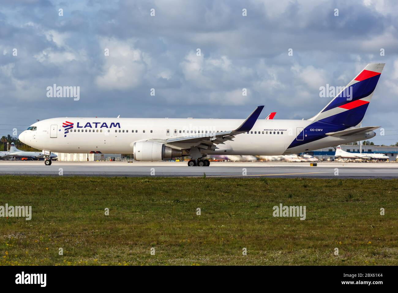 Miami, Floride 6 avril 2019 : avion LATAM Boeing 767-300ER à l'aéroport de Miami MIA en Floride. Boeing est un siège social américain de constructeur d'avions Banque D'Images