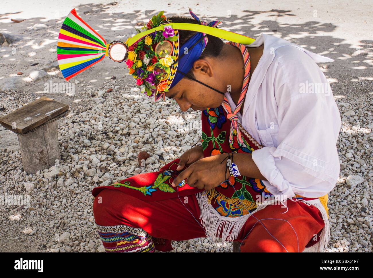 Travail de perles fines sur les costumes des Flying Men de Papantla,Veracruz, Banque D'Images