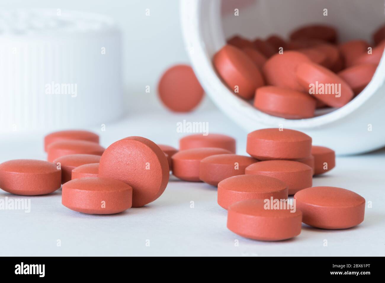 Comprimés d'ibuprofène déversés d'un conteneur Banque D'Images