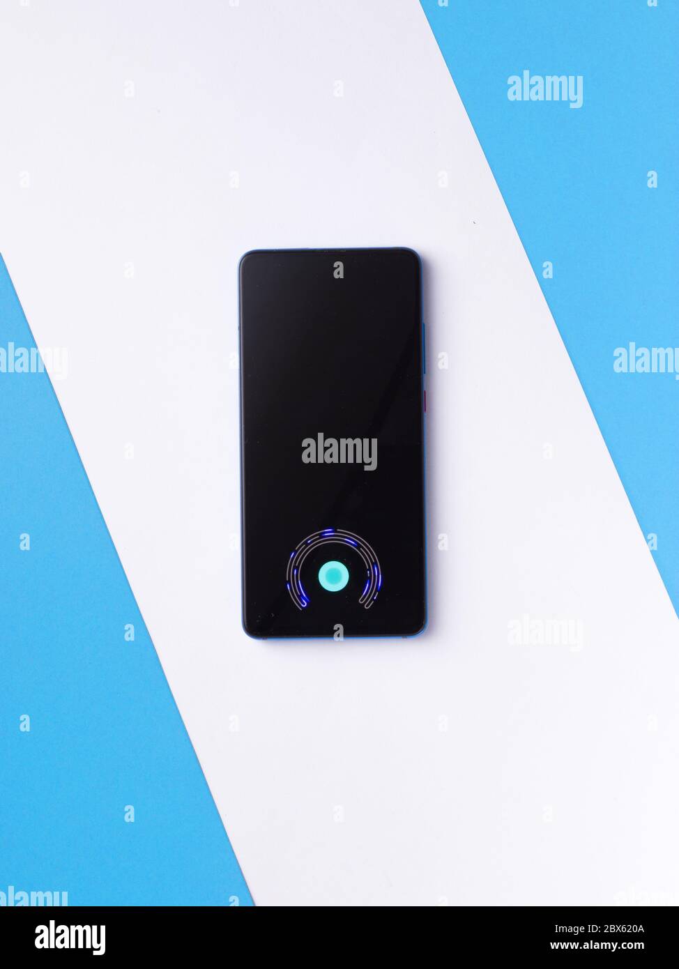 Capteur d'empreintes digitales intégré à l'écran de l'image du nouveau stock de téléphone. Banque D'Images