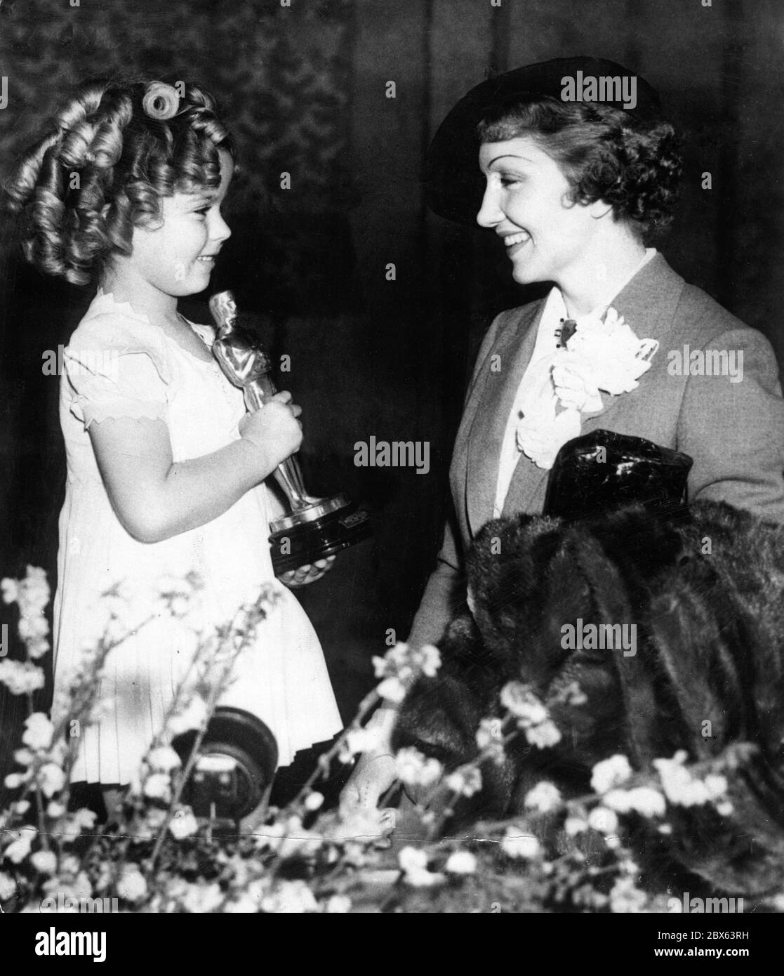 SHIRLEY TEMPLE présente la meilleure actrice Oscar à CLAUDETTE COLBERT en 1935 pour QU'IL S'EST PASSÉ UNE NUIT 1934 réalisateur FRANK CAPRA scénario ROBERT RISKIN court histoire Samuel Hopkins Adams Columbia Pictures Banque D'Images SHIRLEY TEMPLE présente la meilleure actrice Oscar à CLAUDETTE COLBERT en 1935 pour QU'IL S'EST PASSÉ UNE NUIT 1934 réalisateur FRANK CAPRA scénario ROBERT RISKIN court histoire Samuel Hopkins Adams Columbia Pictures Banque D'Images