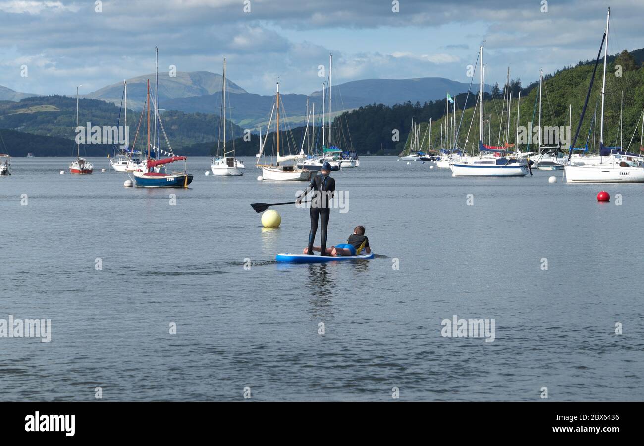 Paddle-board au parc Fell foot sur Windermere dans le parc national du Lake District Banque D'Images