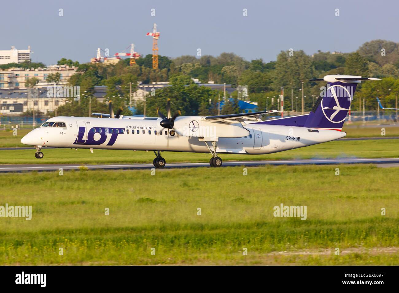 Varsovie, Pologne - 26 mai 2019 : LOT Polskie Linie Lotnicze Bombardier DHC-8-400 avion à l'aéroport WAW de Varsovie en Pologne. Banque D'Images