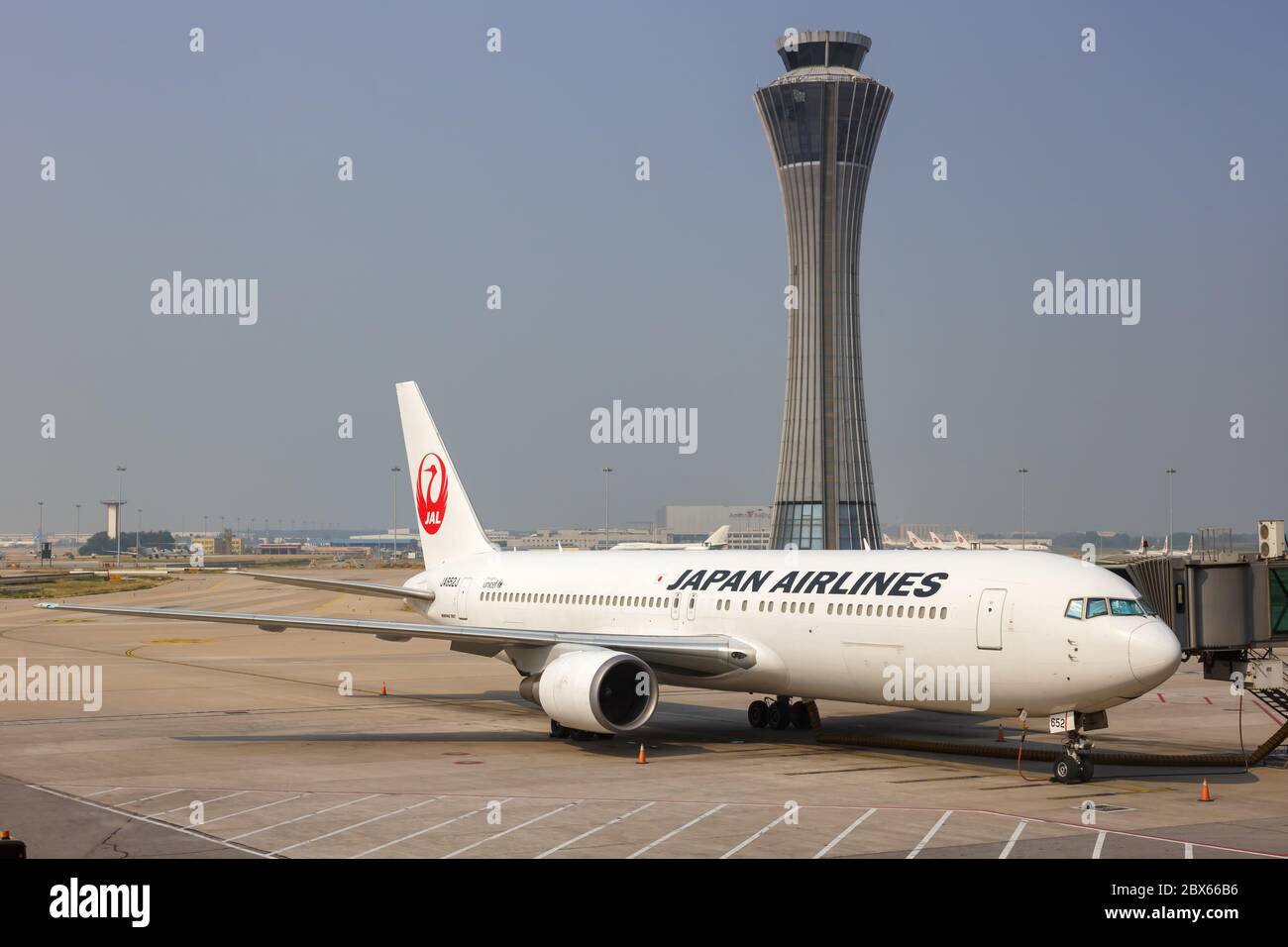 Beijing, Chine - 2 octobre 2019 : avion Boeing 767-300ER de Japan Airlines à l'aéroport PEK de Beijing Capital en Chine. Boeing est un avion américain Banque D'Images