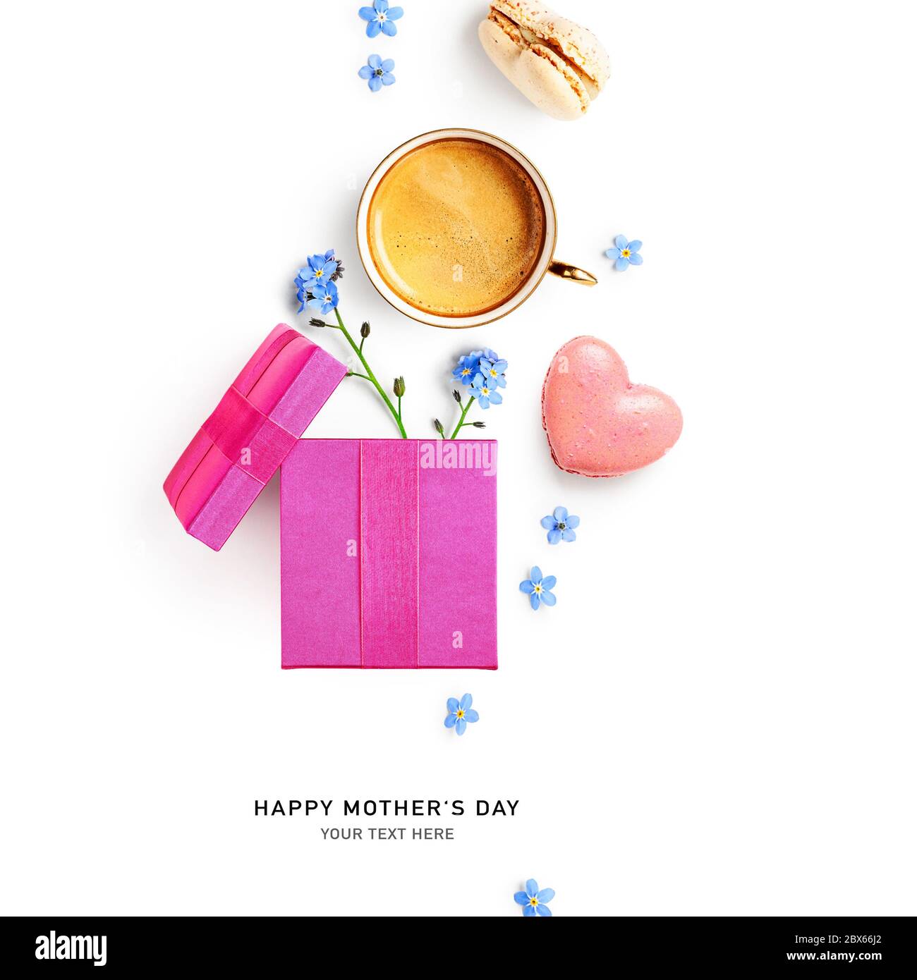 Carte de fête des mères avec Forget Me pas fleurs, café, macarons et boîte cadeau rose sur fond blanc. Aménagement créatif et concept de vacances. Design elem Banque D'Images