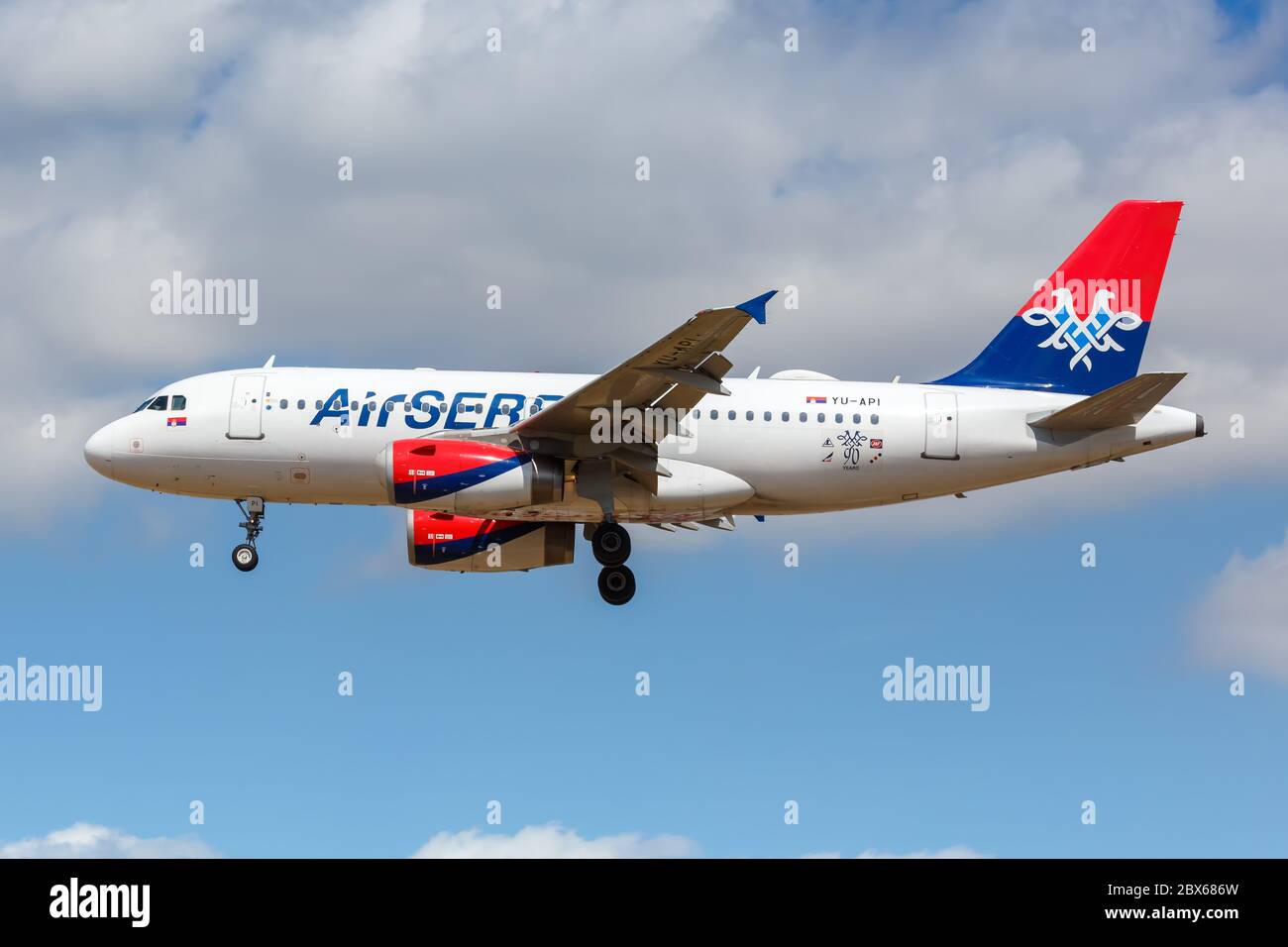 Londres, Royaume-Uni - 1er août 2018 : avion Airbus A319 d'Air Serbia à l'aéroport de Londres Heathrow (LHR) au Royaume-Uni. Banque D'Images