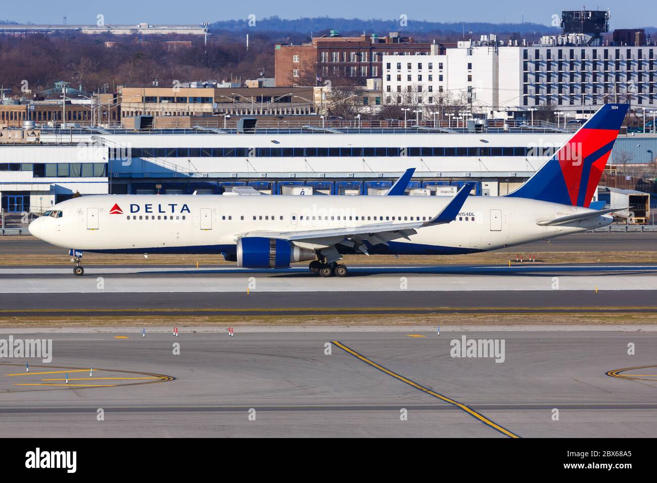 New York City, New York - 1er mars 2020 : avions Boeing 767-300ER de Delta Air Lines à l'aéroport JFK de New York (JFK) à New York. Boeing est un ai américain Banque D'Images