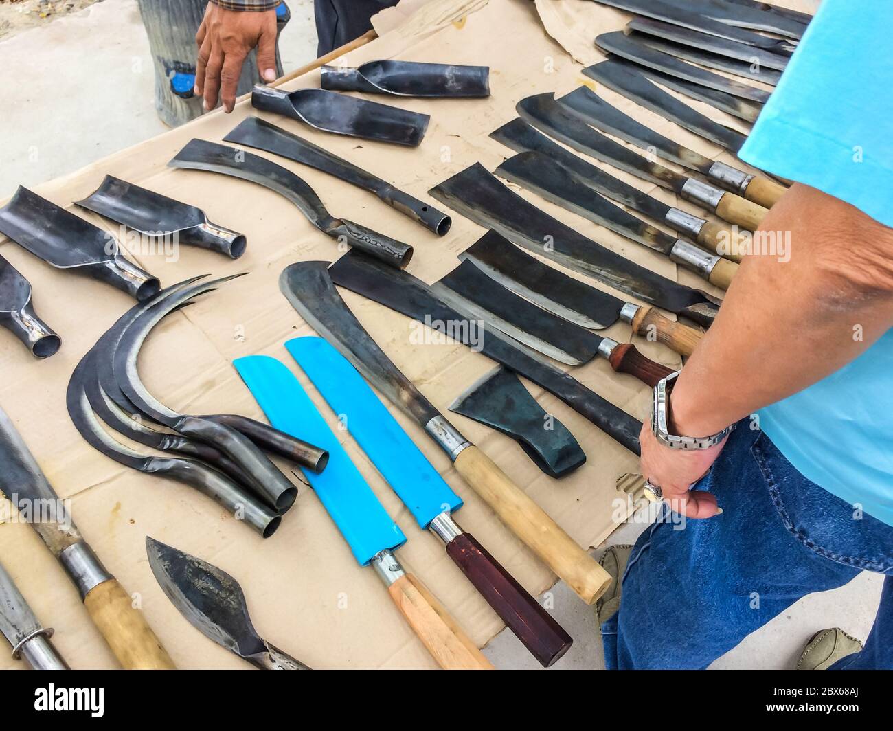 Couteaux en métal de différents styles multi utilisés dans l'agriculture et les cuisines est en acier fait à la main dans la campagne en Thaïlande. Banque D'Images