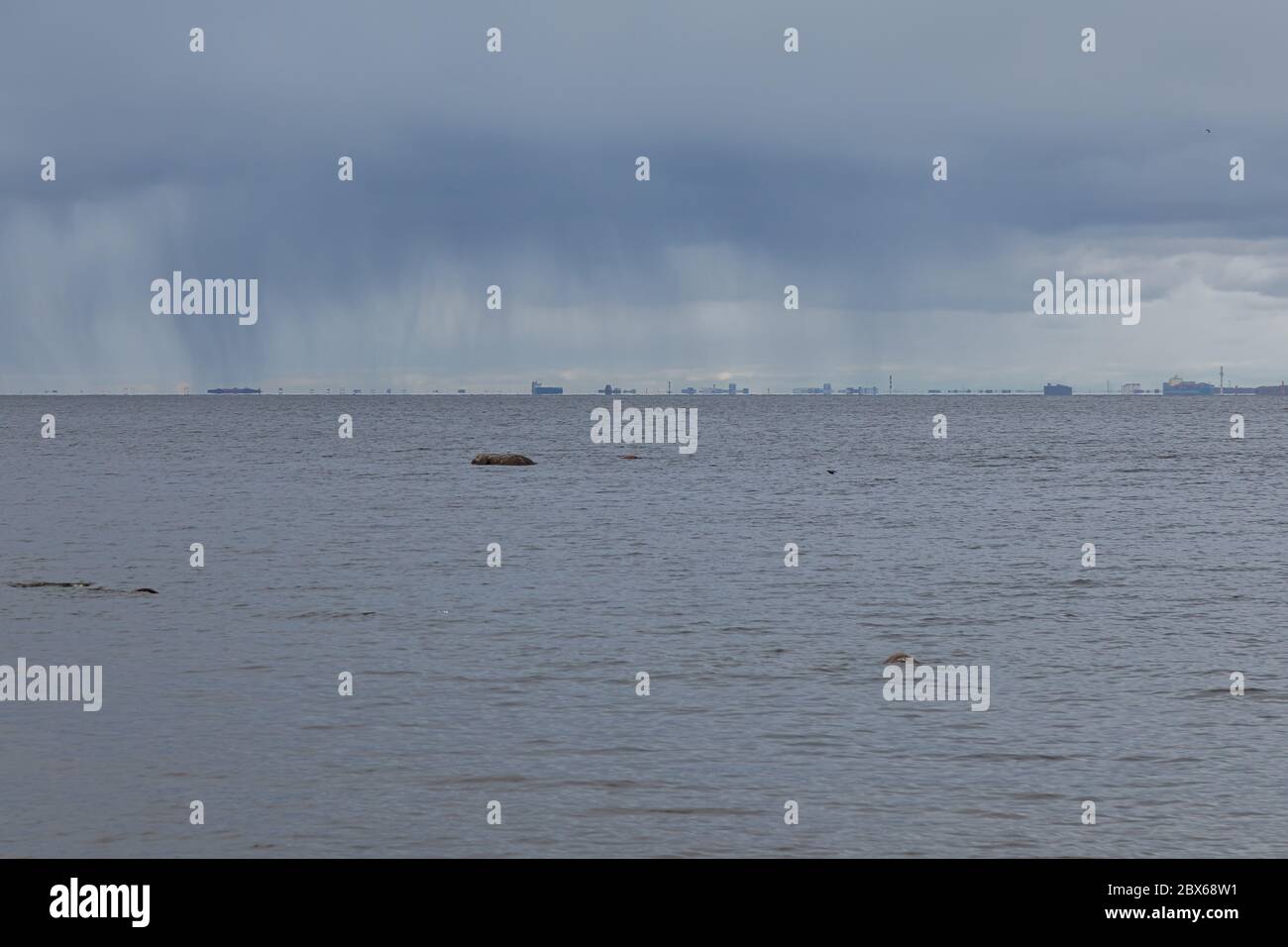 Les nuages orageux se connectent à l'horizon avec l'eau du golfe de Finlande Banque D'Images