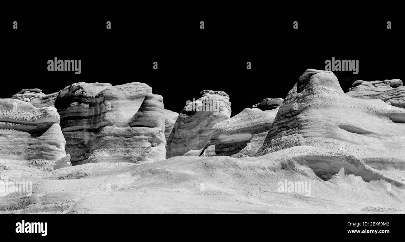 Nature noir et blanc à Sarakiniko, île de Milos, Cyclades, Grèce. Milos est l'une des îles des Cyclades du sud de l'archipel Banque D'Images