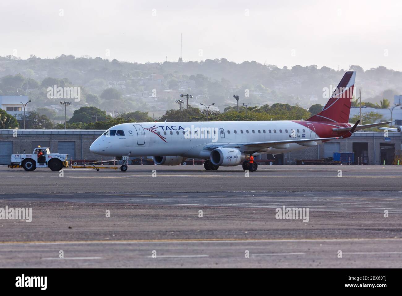 Cartagena, Colombie - 27 janvier 2019 : avion TACA Embraer 190 aéroport de Cartagena (CTG) en Colombie. Banque D'Images