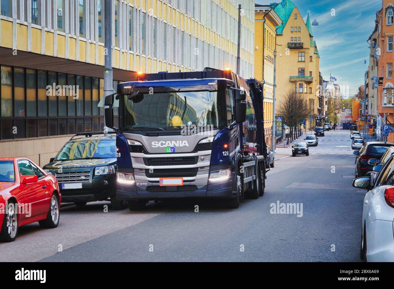 Scania P370 camion de ramassage de déchets de Lassila et Tikanoja au travail dans la rue de la ville le matin du printemps. Helsinki, Finlande. 21 mai 2020. Banque D'Images