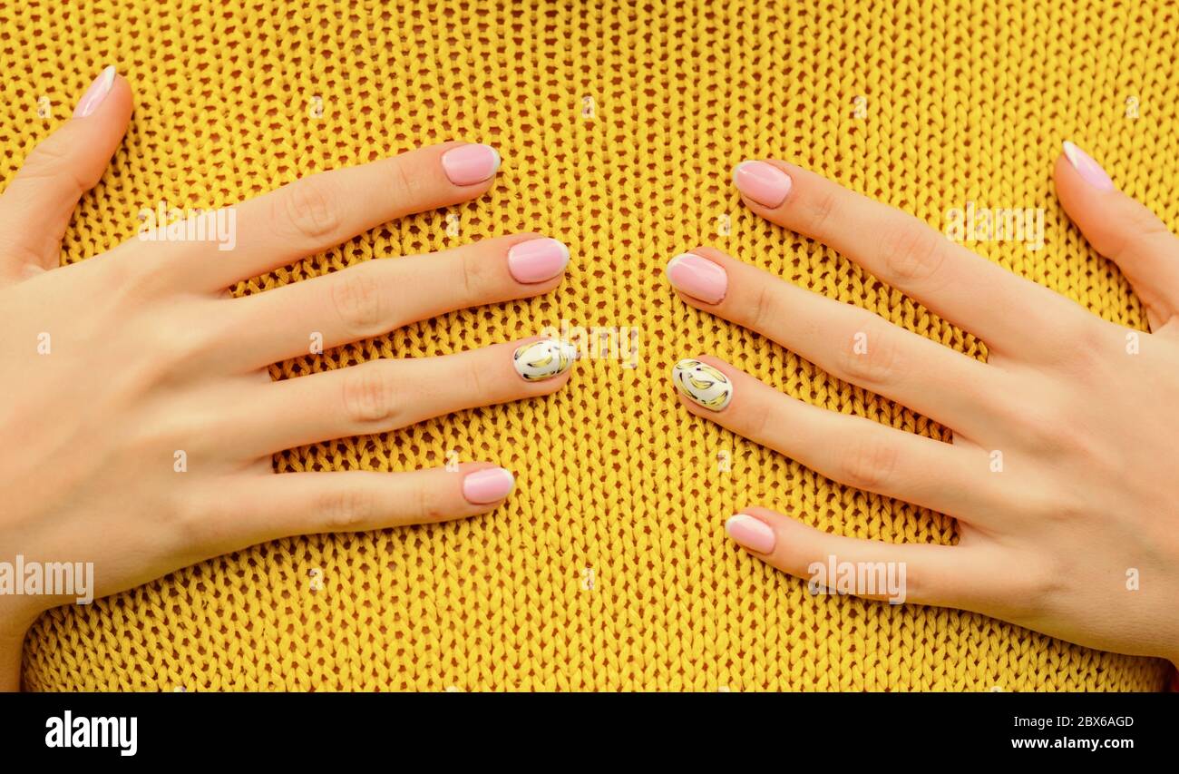 Prenez soin de vos mains. manucure parfaite. concept de la beauté et de la  mode. L'été l'art des ongles soins de la peau à la main. crème main pour  femme toucher tissu.