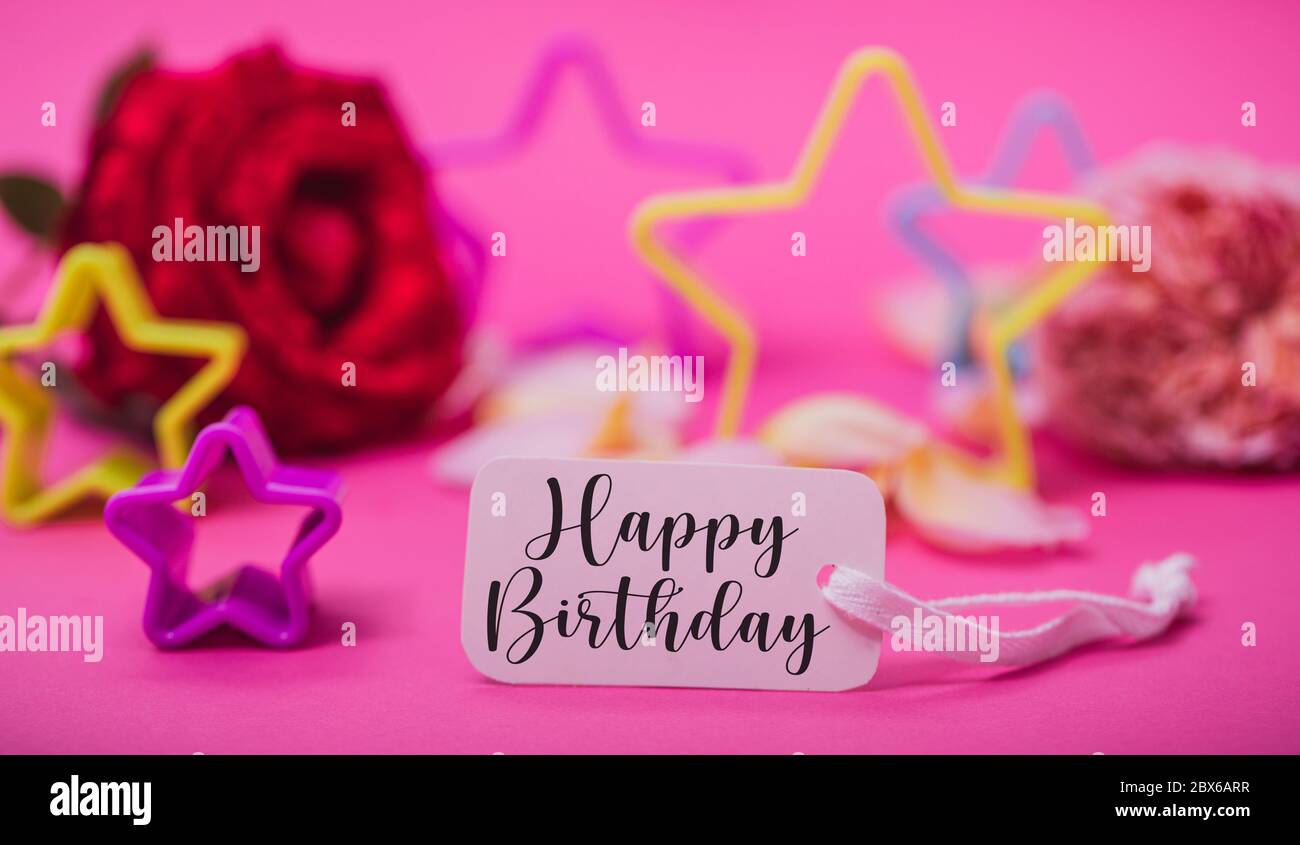 Joyeux Anniversaire Ecrit Sur Une Banniere Blanche Avec Fond Fleuri Image Dans Des Couleurs Pastel Et Mise Au Point Selective Photo Stock Alamy