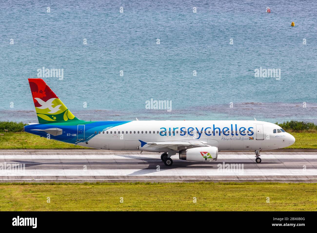 Mahé, Seychelles - 9 février 2020 : avion Airbus A320 d'Air Seychelles à l'aéroport Mahé (SEZ) aux Seychelles. Airbus est un fabricant d'avions européens Banque D'Images