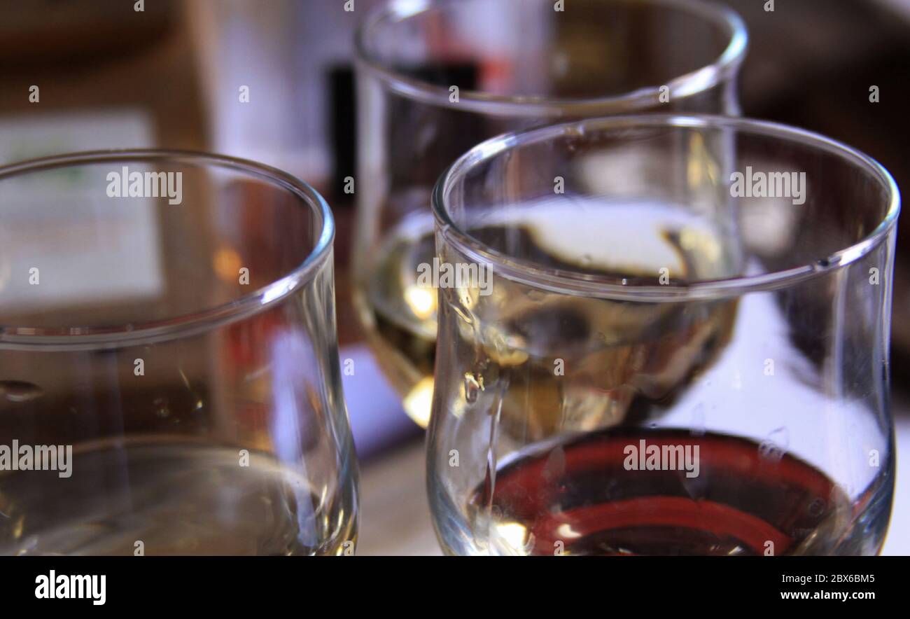 Verres de vin rouge et blanc lors d'une dégustation de vins dans un domaine viticole Banque D'Images