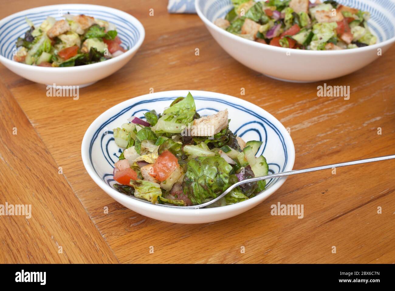 Une salade de fattoush d'Arabie Saoudite servie avec une pitta et une vinaigrette à l'ail limoneux Banque D'Images