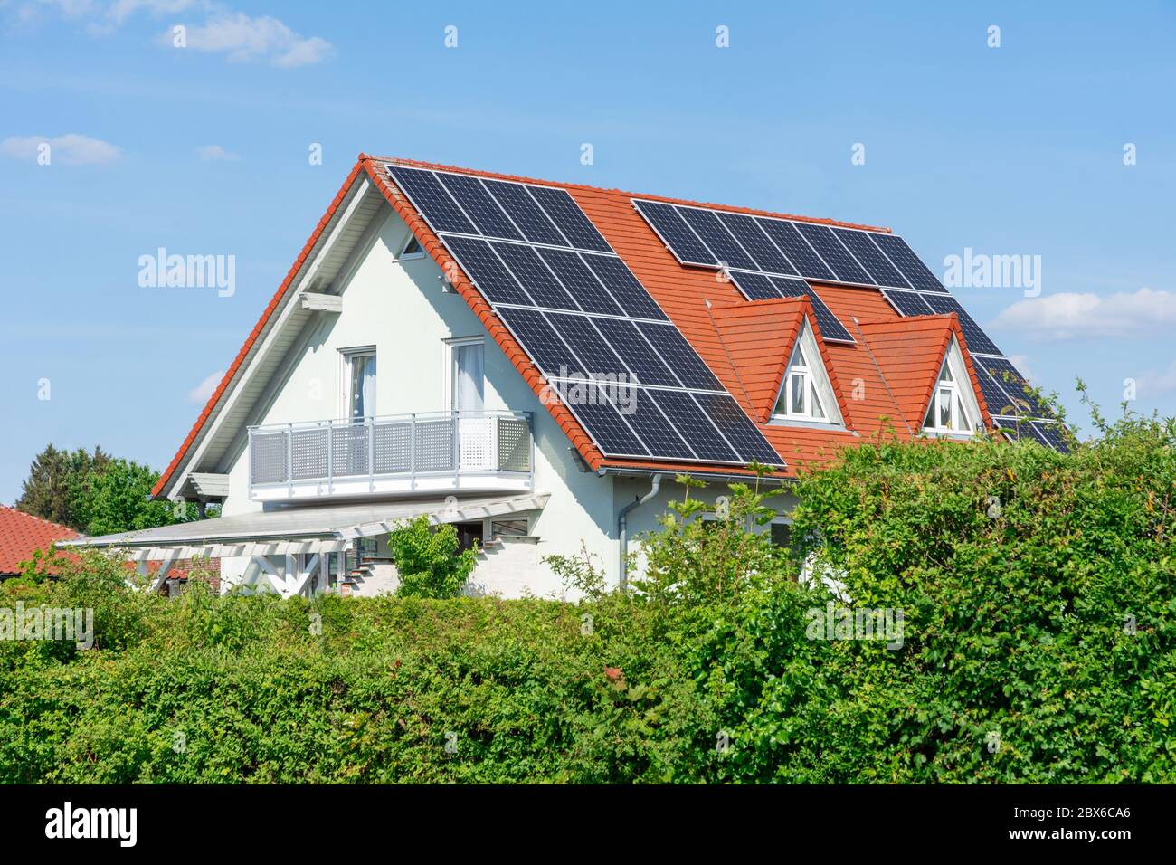 Maison moderne avec les cellules solaires photovoltaïques sur le toit pour la production d'énergie de remplacement Banque D'Images