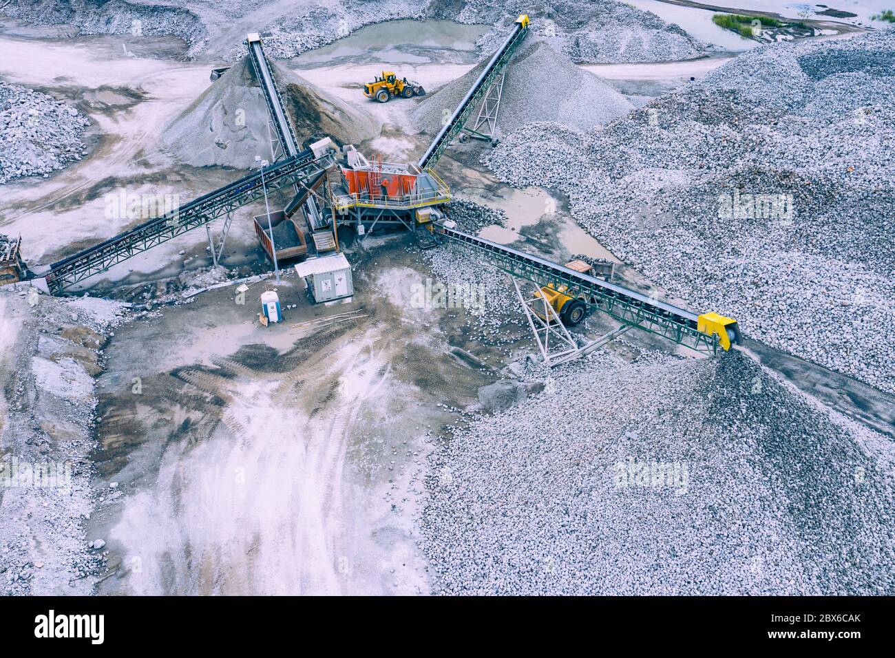 Ouvrez Pit Mine vue de dessus. Vue aérienne de la mine industrielle à ciel ouvert. Exploitation minière en oprécast. Usine produisant des matériaux de sable pour la construction indu Banque D'Images