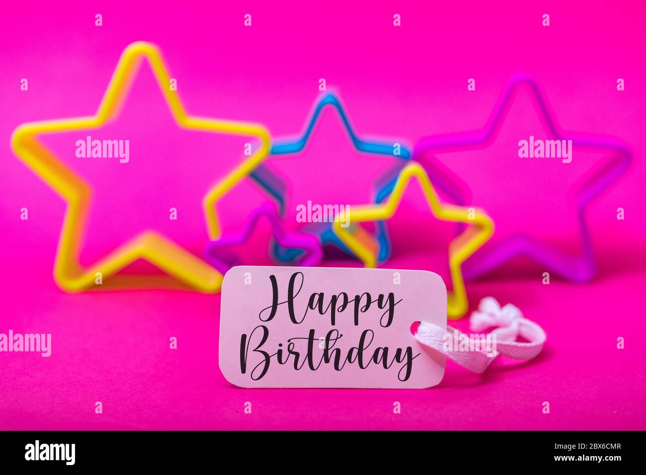 Joyeux Anniversaire Ecrit Sur Une Banniere Blanche Avec Fond Fleuri Image Dans Des Couleurs Pastel Et Mise Au Point Selective Photo Stock Alamy