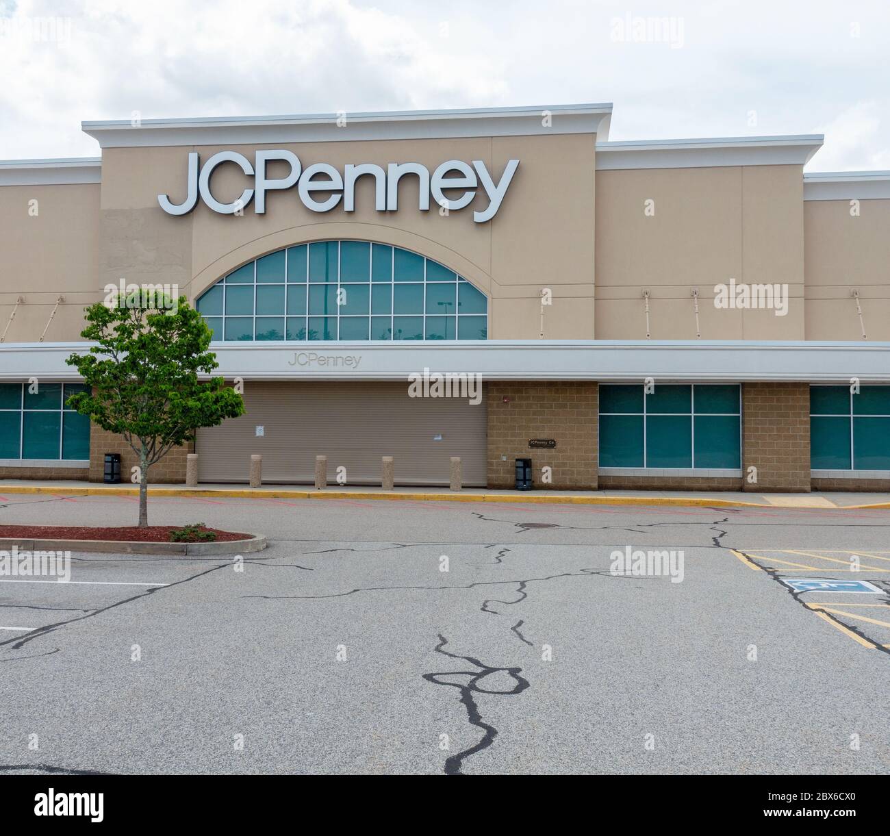 Un J C Penney, chaîne de grands magasins, extérieur, fermé pendant la pandémie Covid-19, à Wareham, Massachusetts, États-Unis, a nécessité des fermetures de magasins Banque D'Images