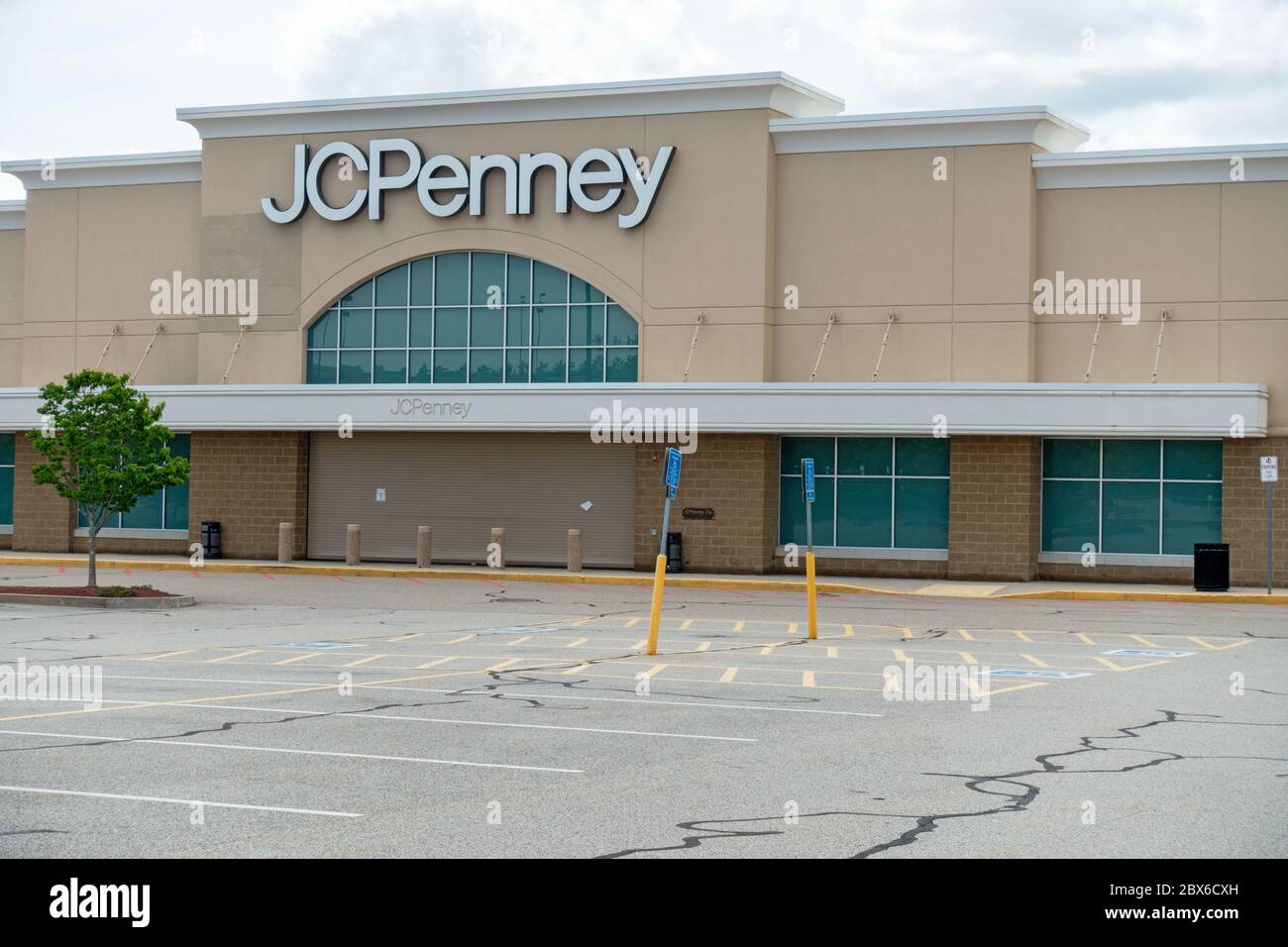 Un J C Penney, chaîne de grands magasins, extérieur, fermé pendant la pandémie Covid-19, à Wareham, Massachusetts, États-Unis, a nécessité des fermetures de magasins Banque D'Images