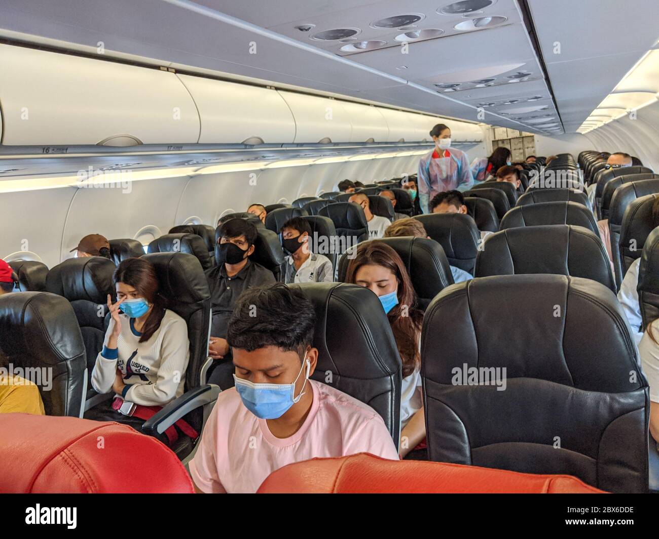 Passagers à bord d'un vol Air Asia domestique à destination de Bangkok suite à la reprise des vols intérieurs pendant la pandémie du coronavirus Banque D'Images