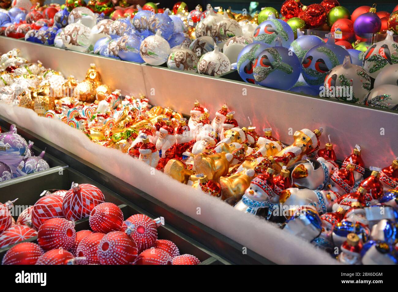 Les décorations de Noël en verre se vendent sur le marché de Noël à Salzbourg, en Autriche Banque D'Images