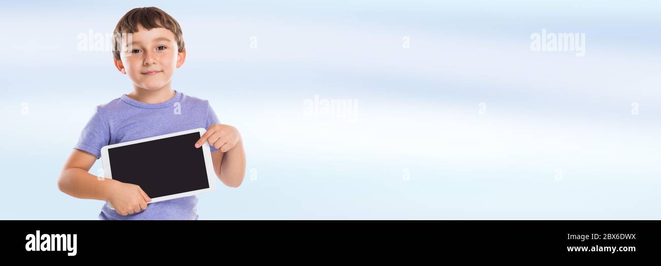 Enfant pointant vers tablette ordinateur garçon bannière copyspace copier l'espace informations marketing doigt Banque D'Images