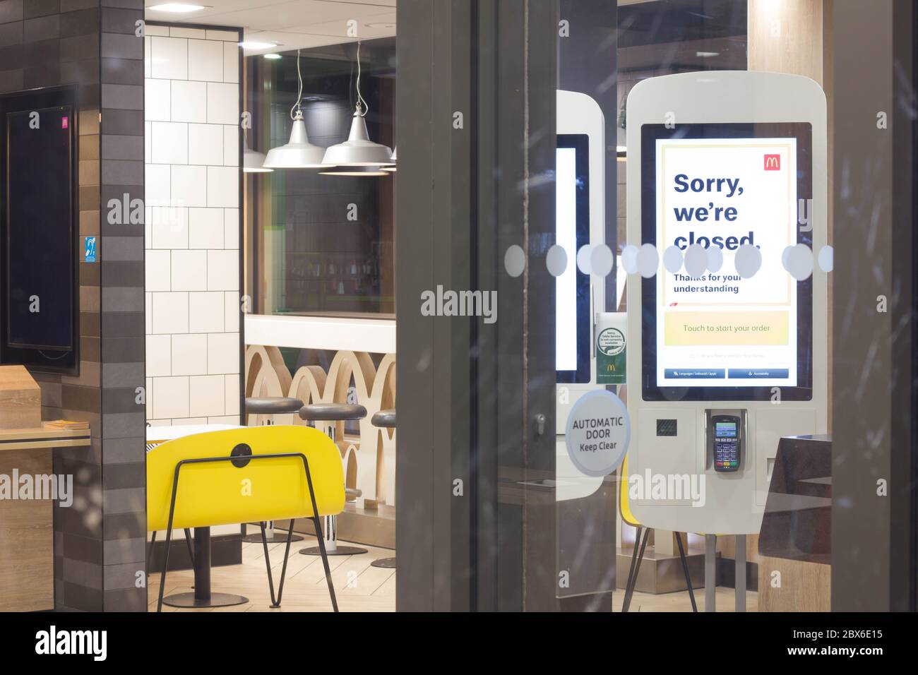 « nous sommes fermés » affiché sur l'écran du terminal de commande McDonald's au restaurant de la station-service du drive, en Angleterre, au Royaume-Uni Banque D'Images