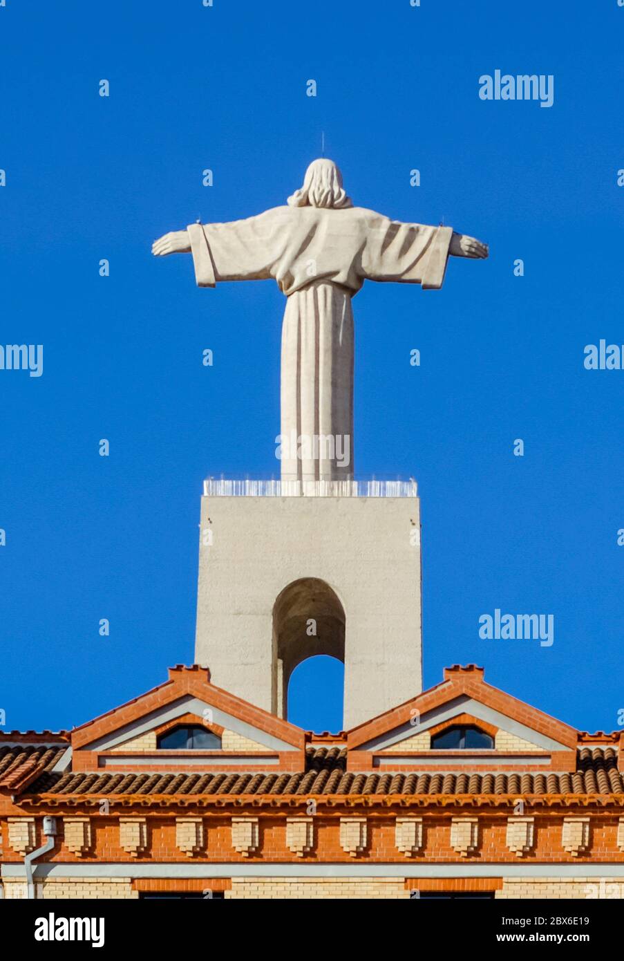 Sculpture de Jésus Christ depuis l'arrière avec éléments de toiture du bâtiment de réception du Sanctuaire national du Christ Roi. Banque D'Images