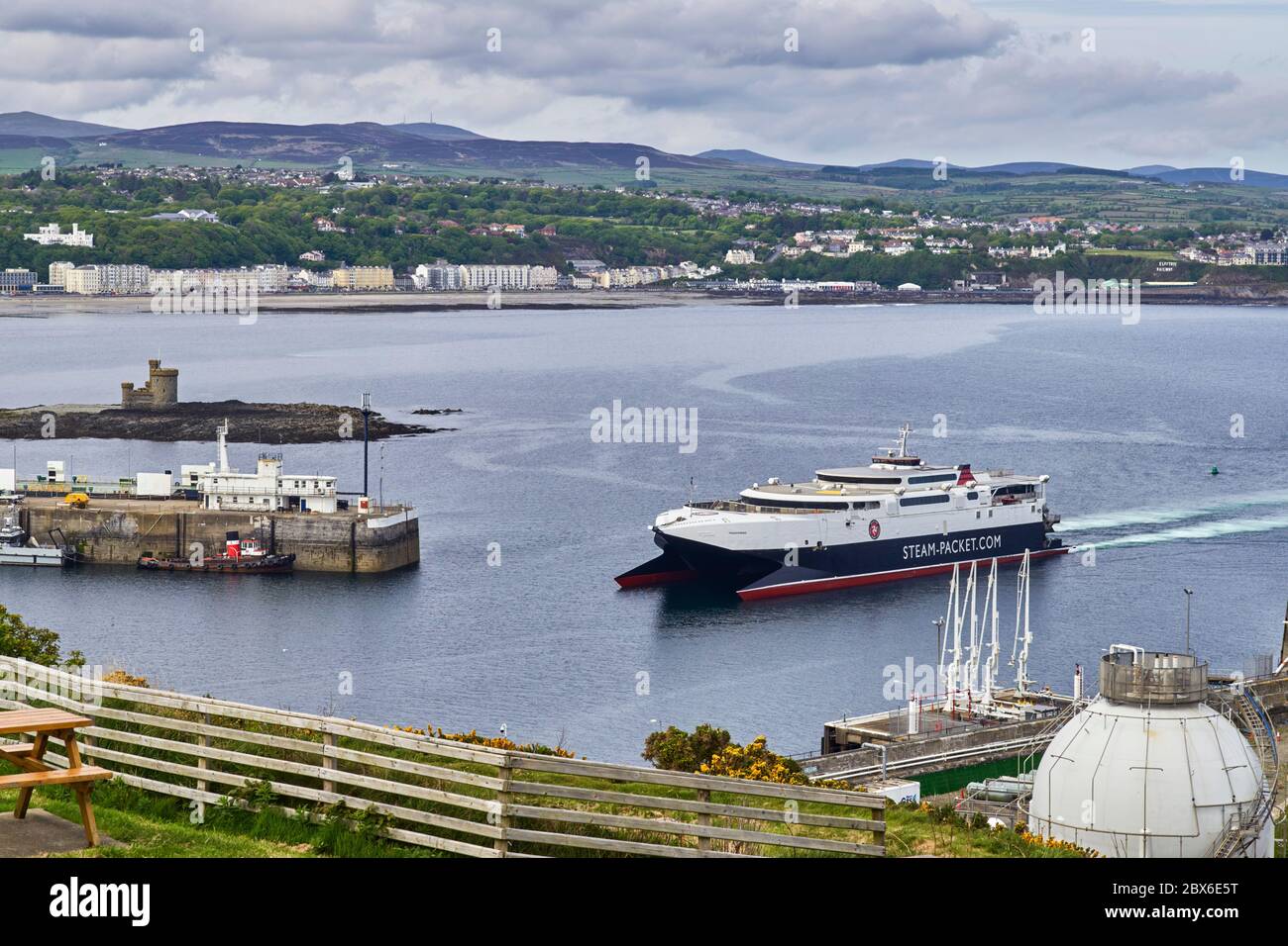 L'île de Man SteamPacket fastcraft Manannan arrive dans le port de Douglas depuis le Royaume-Uni Banque D'Images