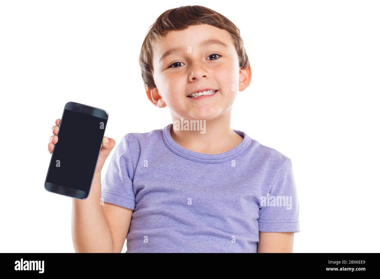 Petit garçon enfant tenant smartphone smartphone smartphone smartphone téléphone portable marketing publicité isolée sur un fond blanc Banque D'Images