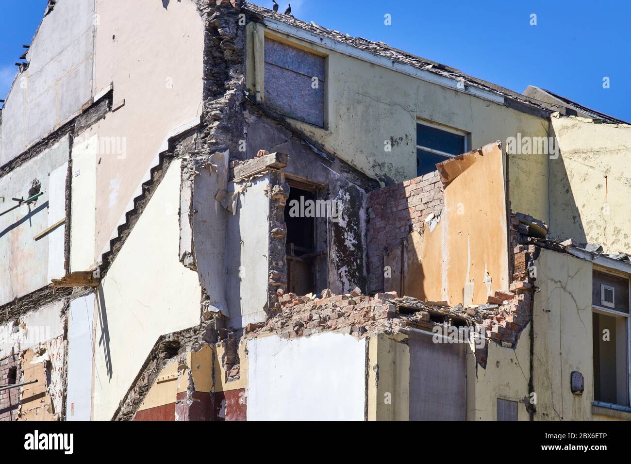Bâtiment en partie démoli dans la rue Strand, Douglas, île de Man montrant des positions d'escalier Banque D'Images