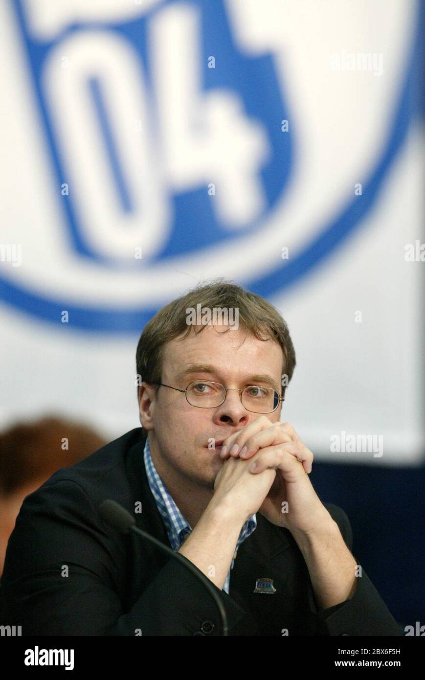 Gelsenkirchen, Allemagne. 1er juillet 2003. Football FILO saison 07/01/2003 2003/2004 1. Bundesliga: FC Schalke 04 Assemblée générale annuelle dans l'arène AufSchalke Directeur général Peter Peters, les mains pliées, à sa table, devant le logo Schalke, demi-figure Copyright by: Firo sportphoto Dickmannstr. 2-4 45143 Essen E-Mail: mail@firosportphoto.de www.firosportphoto.de (Volksbank Bochum Witten): Code bancaire: 430 601 29 KTO.:341 117 100 tel.:0201/629355 Fax.:0201/629374 | usage dans le monde crédit: dpa/Alay Live News Banque D'Images