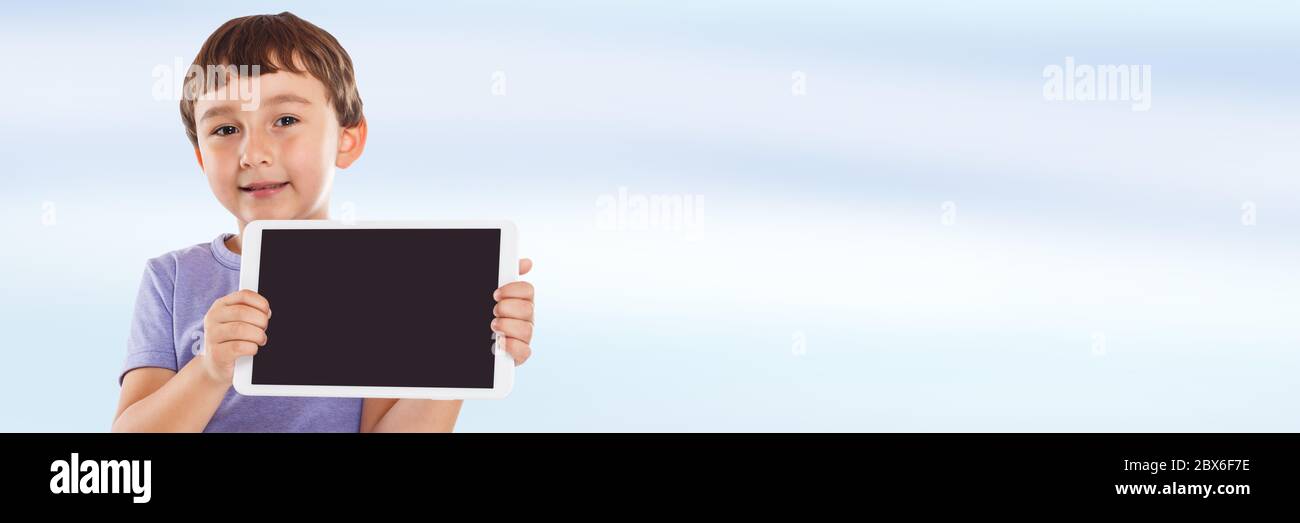 Petit garçon enfant tenant tablette ordinateur bannière copyspace copie espace information marketing annonce publicitaire info Banque D'Images