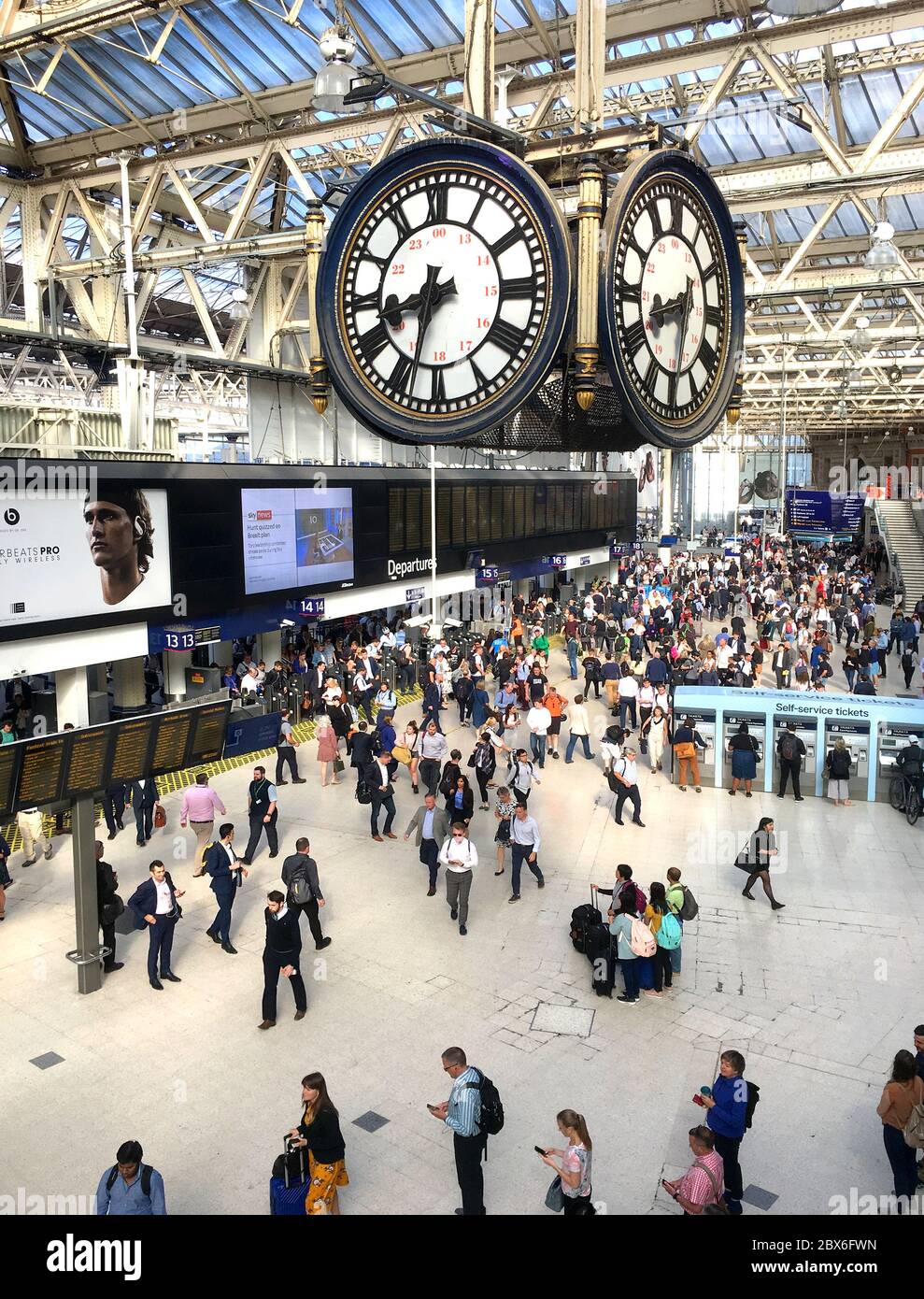 Waterloo Station à Londres, Angleterre. Terminus des trains du sud du Royaume-Uni. L'horloge de Waterloo pend sur le hall A. Banque D'Images