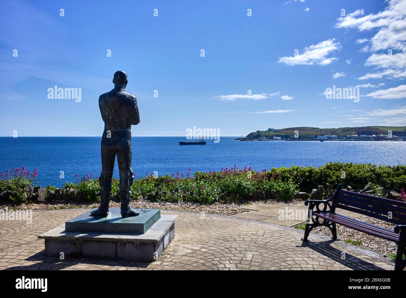 Statue du cavalier TT Steve Hislop surplombant la baie Douglas à Onchan Banque D'Images