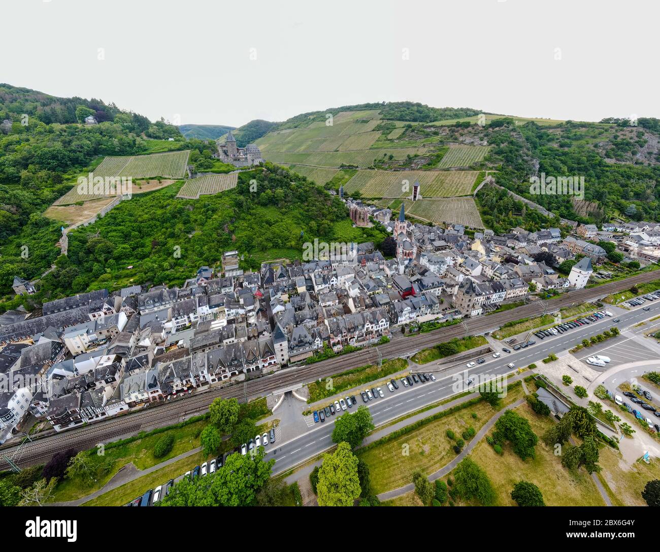 Bacharach am Rhein, Burg Stahleck. Petite ville sur le Rhin supérieur moyen (Mittelrhein). Belle vue panoramique aérienne sur la carte postale. Rhénanie-Palas Banque D'Images