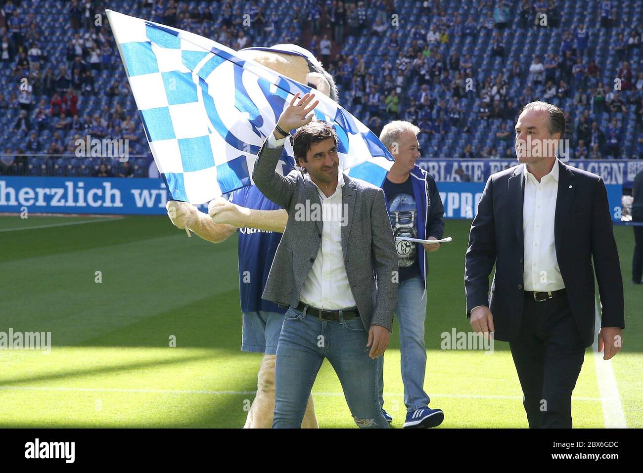 Gelsenkirchen, Allemagne. 15 avril 2018. Firo: 15.04.2018 football, 1.Bundesliga, saison 2017/2018 FC Schalke 04 - Borussia Dortmund Senor Raul et Président du Conseil de surveillance Clemens TV? Nnies (FC Schalke 04) viennent au stade. | utilisation dans le monde crédit : dpa/Alay Live News Banque D'Images