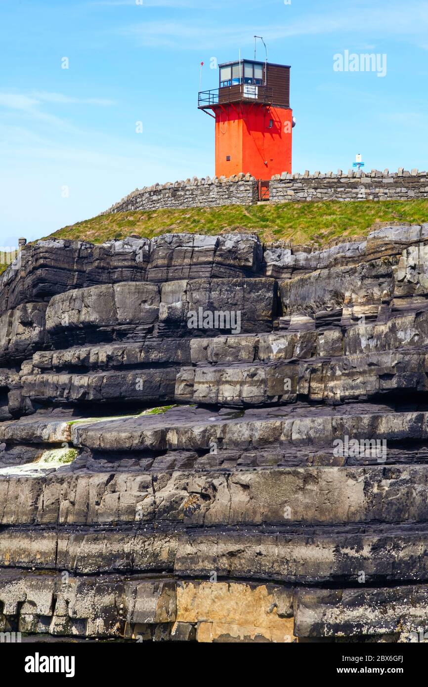 Ancienne station de garde-côtes avec roches calcaires à Scarlett point, Castletown, île de Man Banque D'Images