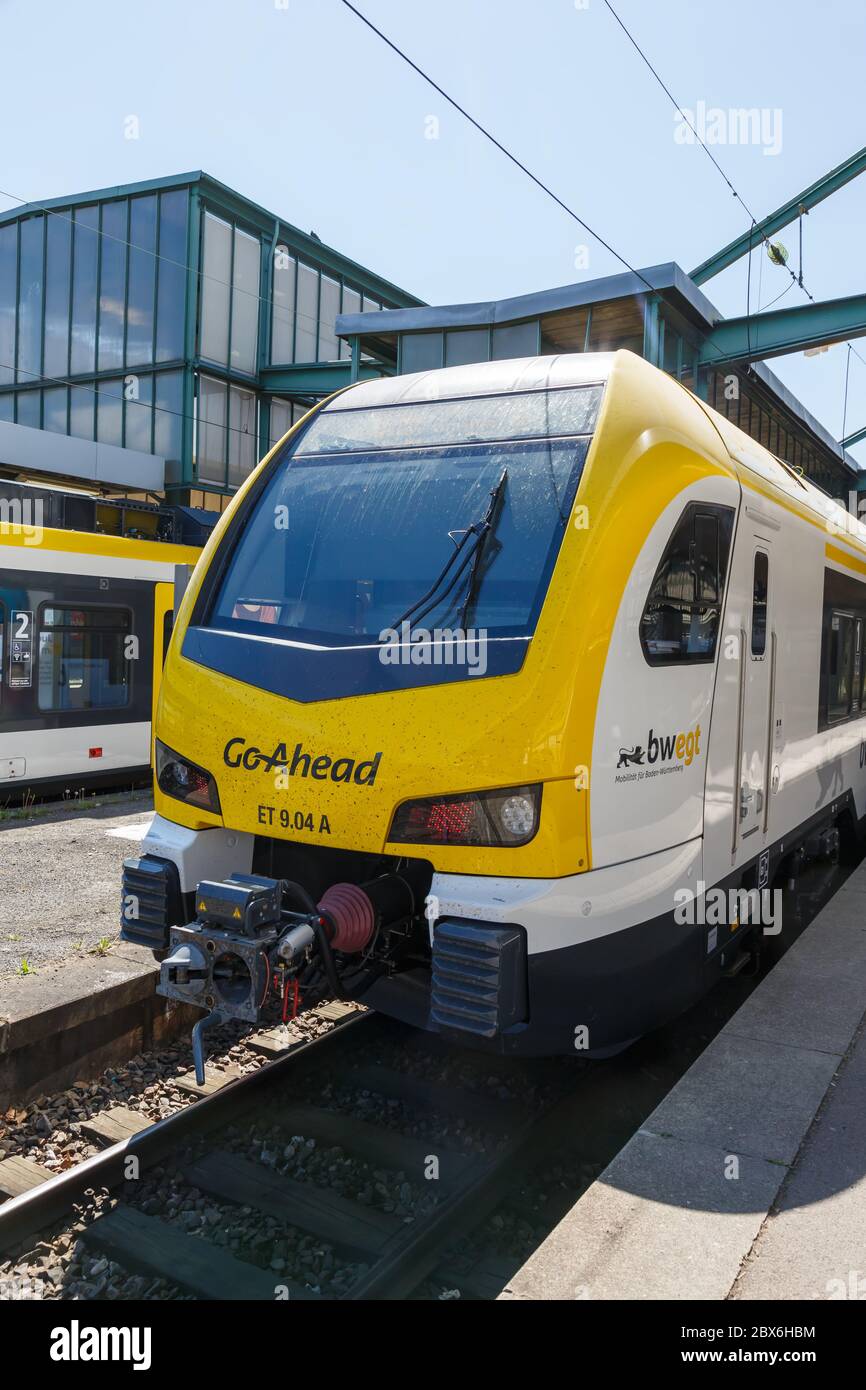 Stuttgart, Allemagne - 22 avril 2020 : trains régionaux à venir Stadler FLIRT 3 format portrait à la gare centrale de Stuttgart en Allemagne. Banque D'Images