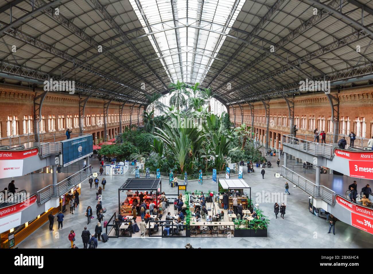 Madrid, Espagne - 21 novembre 2019 : gare de symétrie d'Atocha Renfe de Madrid en Espagne. Banque D'Images