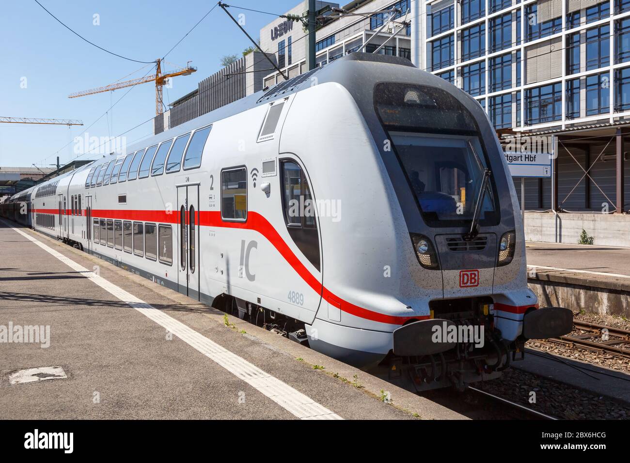 Stuttgart, Allemagne - 22 avril 2020 : IC2 locomotive Intercity 2 à double pont à la gare centrale de Stuttgart en Allemagne. Banque D'Images