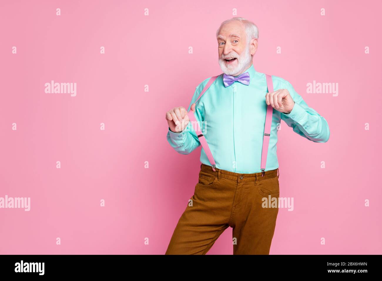 Photo de drôle élégant grand-père émotions positives avant la réunion de  groupe senior toucher tenir les doigts bretelles porter chemise violet  noeud cravate marron pantalon Photo Stock - Alamy