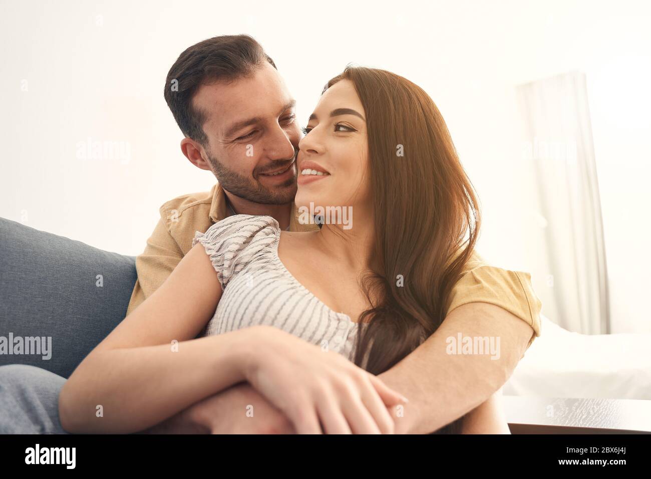 Beau Couple Amoureux Ayant Une Date Romantique A La Maison Photo Stock Alamy