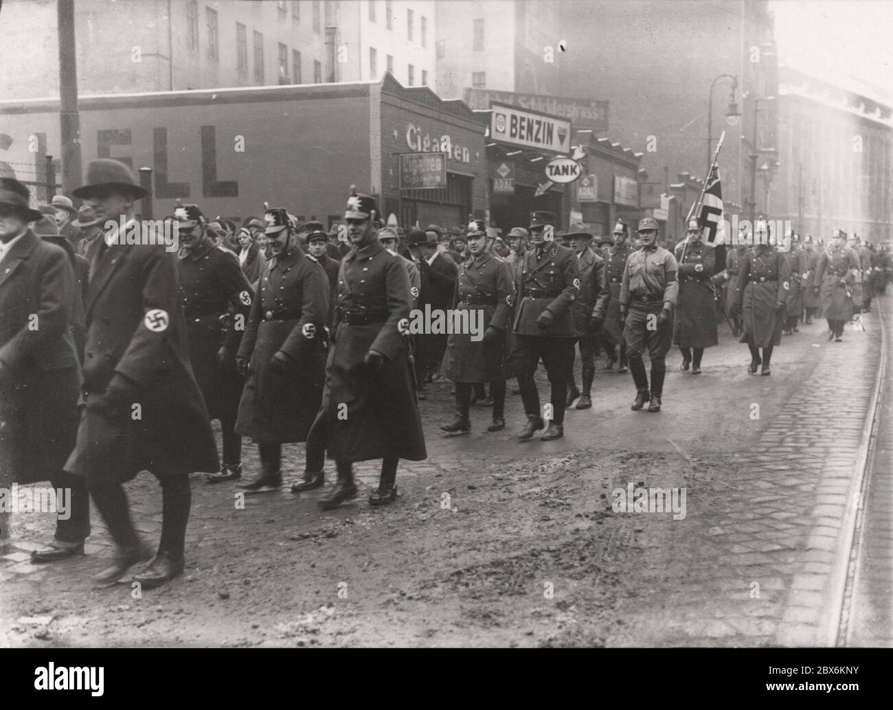 Déploiement de la NSBO. Heinrich Hoffmann photographie 1933 photographe officiel d'Adolf Hitler, et un homme politique et éditeur nazi, qui était membre du cercle intime d'Hitler. Banque D'Images