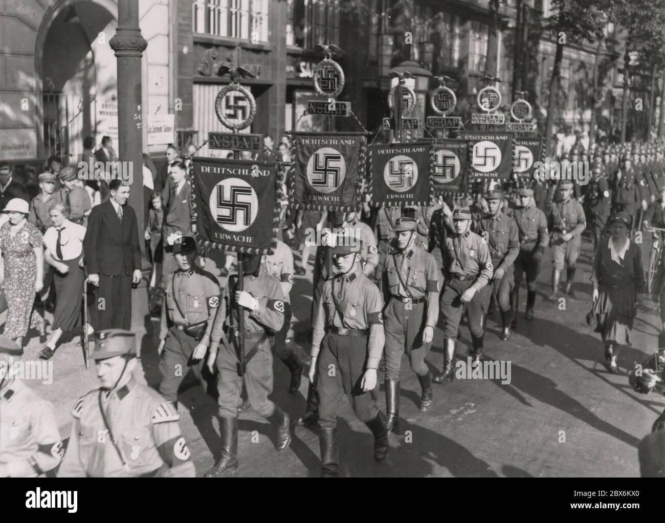 Défilant par la sa Heinrich Hoffmann photographies 1933 photographe officiel d'Adolf Hitler, et un politicien et éditeur nazi, qui était un membre du cercle intime d'Hitler. Banque D'Images